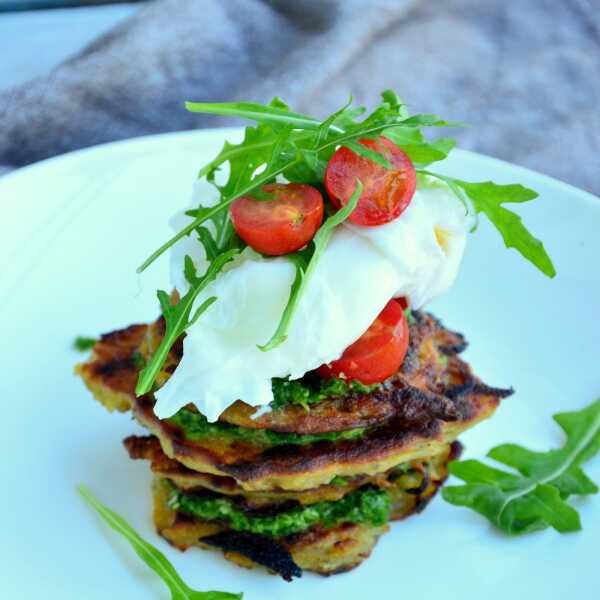 Placki ziemniaczane podane z pesto z rukoli i jajkiem w koszulce 