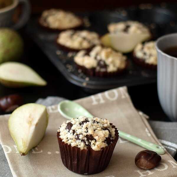 Muffiny czekoladowe z gruszkami i kruszonką