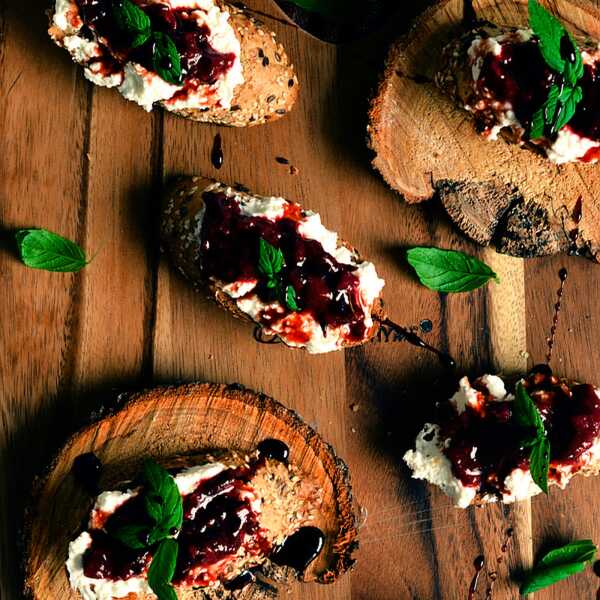 Crostini z chutney'em śliwkowym, twarożkiem i syropem daktylowym