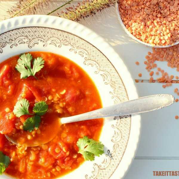 Arabska zupa pomidorowa z soczewicą