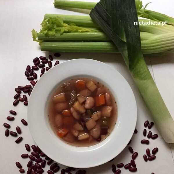 Wegańska zupa fasolowa z warzywami
