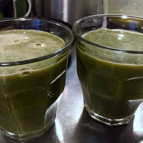 Bomba witaminowa. Zielony odżywczy sok z sokowirówki. Wegański