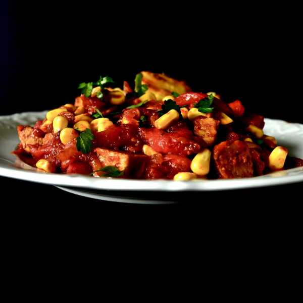 Tempeh w pomidorach z pieczoną papryką i kukurydzą