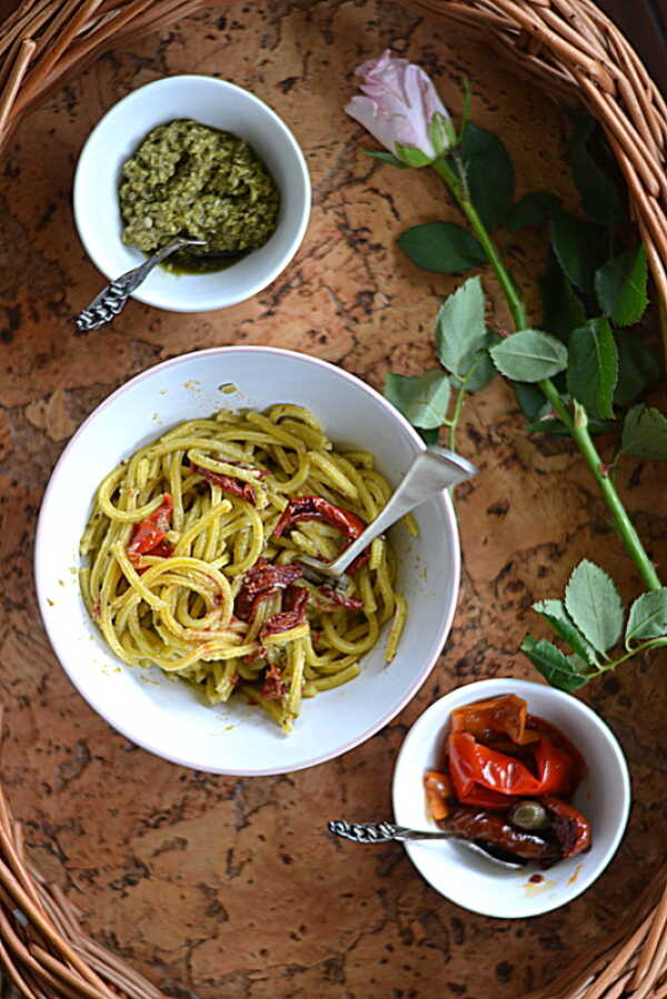 Spaghetti z bazyliowym pesto, pieczoną papryką i suszonymi pomidorami. La Selva!