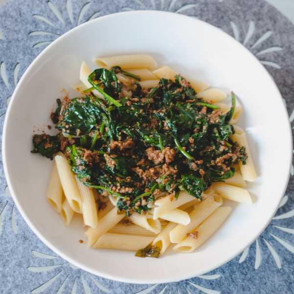 Makaron penne ze szpinakiem i pesto z suszonych pomidorów