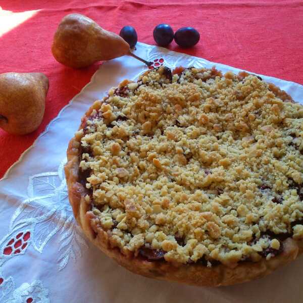 Tarta gruszkowo - śliwkowa z migdałową kruszonką/ Pear-plum tart under the almond crumble topping