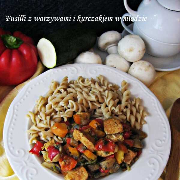 Fusilli z warzywami i kurczakiem w miodzie