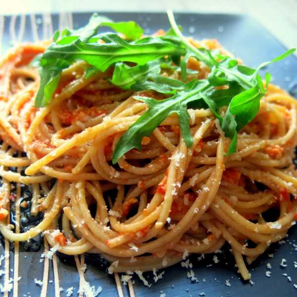 Spaghetti z pesto paprykowym i rukolą