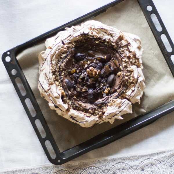 CUISINE :: Cinnamon pavlova with chocolate mousse