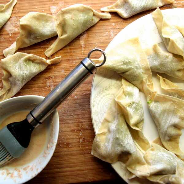 Pierożki Won Ton wiosenno – letnie ze szparagami groszkiem i dymką