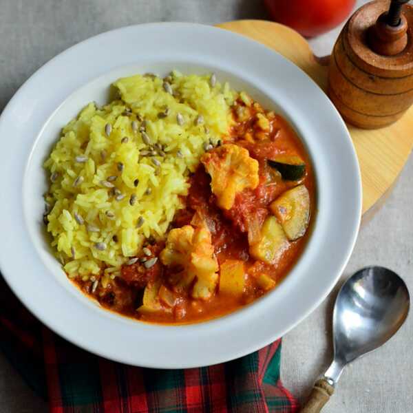 Aromatyczne curry z kalafiorem i cukinią