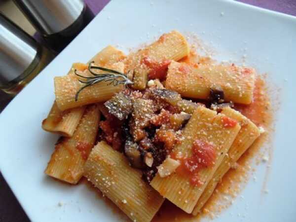 Makaron rigatoni z sosem z pomidorów, bakłażana, z Peperoncini i serem Grana Padano