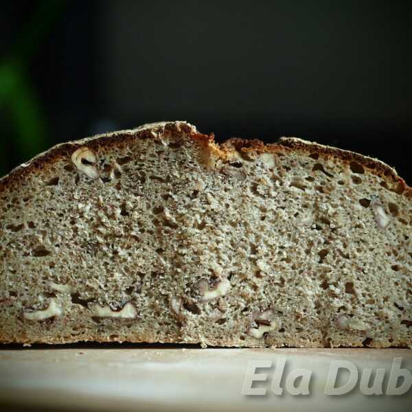 Żytni chleb mleczny z orzechami. Światowy Dzień Chleba