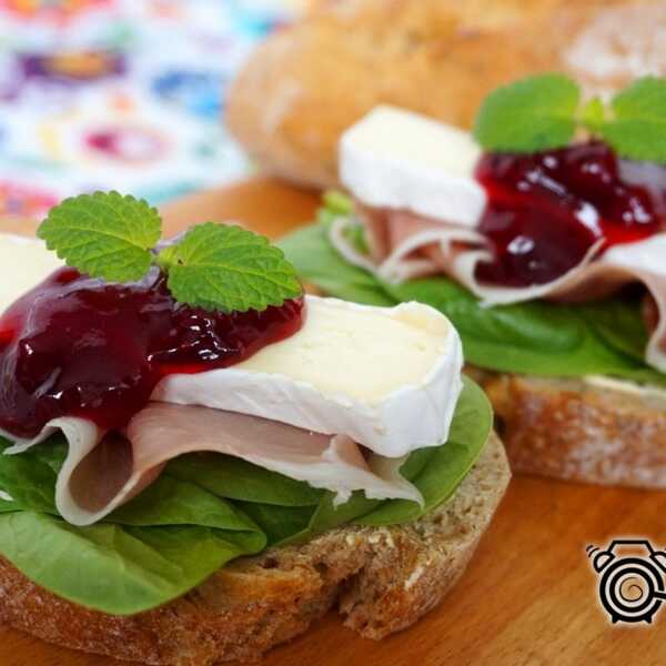 Kanapki z prosciutto, serem camembert i żurawiną