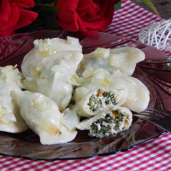 Pierogi z piesi kurczaka i jarmużem