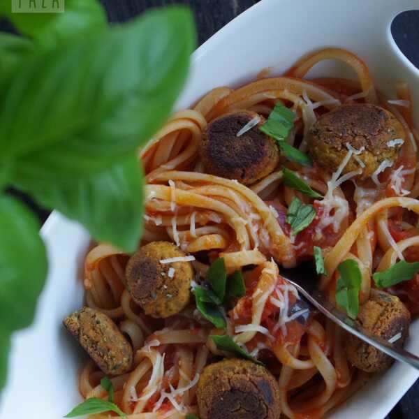 Spaghetti z sosem pomidorowo-bakłażanowym i pulpetami