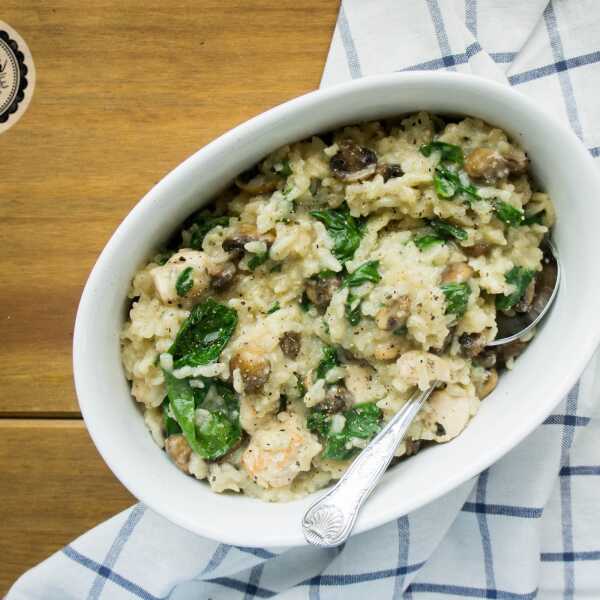 Pieczone risotto z kurczakiem, grzybami i szpinakiem.