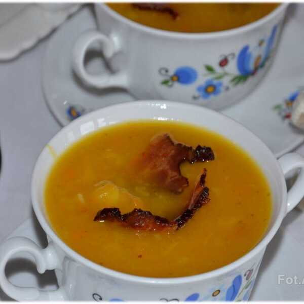 Pikantna zupa dyniowa z porem i czipsami z bekonu
