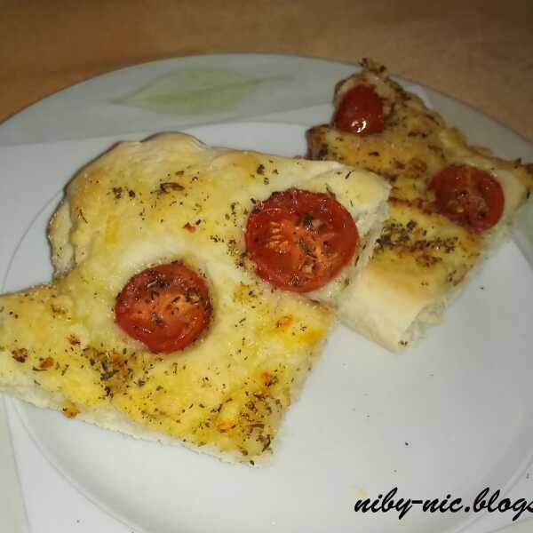 Focaccia z pomidorkami koktajlowymi