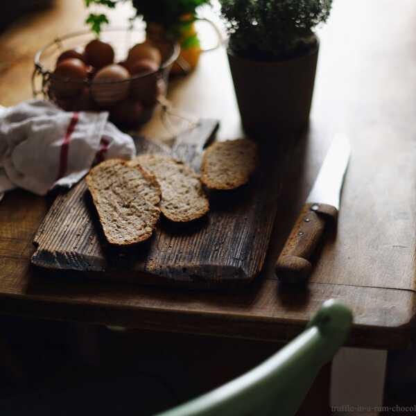 75% whole wheat levain. 'Mąka, woda, drożdże sól' Kena Forkish'a.