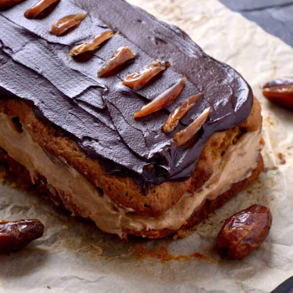 Naked babka, czyli jesienna babka przekładana kremem daktylowo marcepanowym