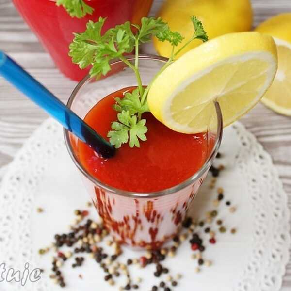 Krwawa Mary/Bloody Mary - oryginalny drink z sokiem pomidorowym