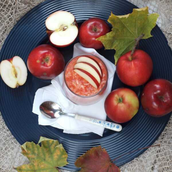 Domowy kisiel malinowy z tartym jabłkiem. Jesienny zdrowy deser dla dzieci i dorosłych