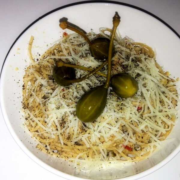 Spaghetti z oliwą, czosnkiem i tuńczykiem