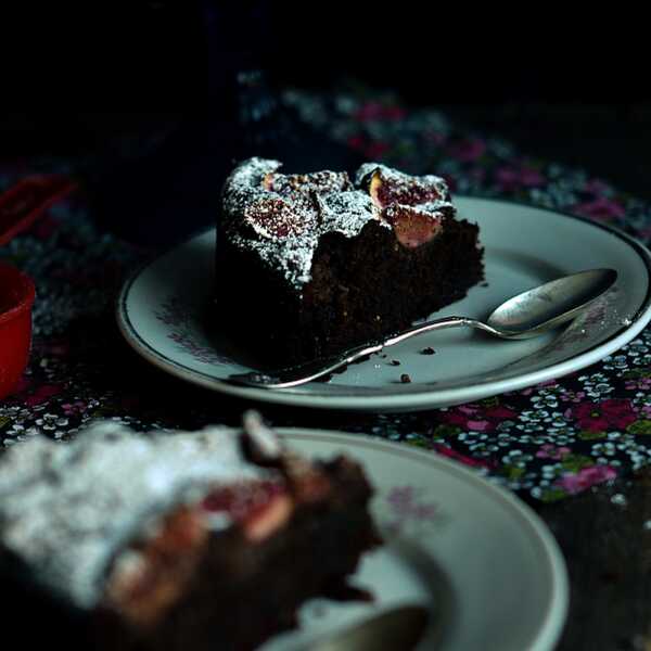 Bezglutenowe ciasto czekoladow-cukiniowe z figami