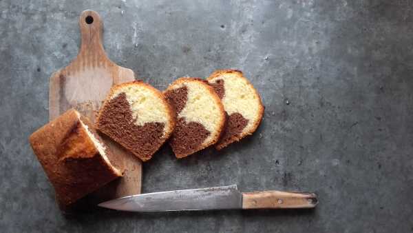 Delikatna babka piaskowa w dwóch kolorach