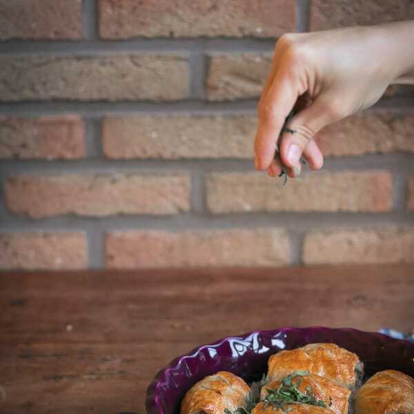 Pieczeń rzymska w cieście francuskim.