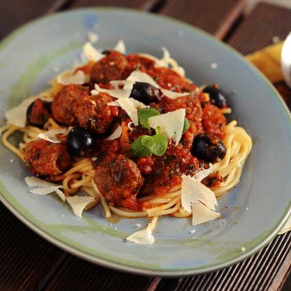 Spaghetti z małymi klopsikami i pomidorowym sosem