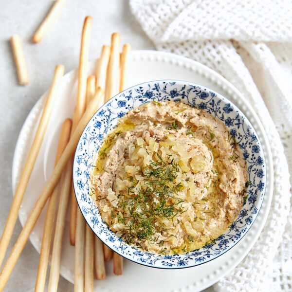 Pasta z gotowanego kurczaka i leśnych grzybów