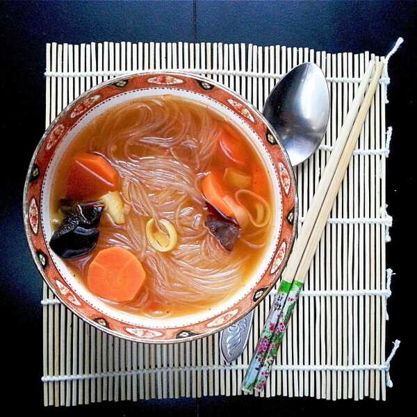 Zupa warzywna z makaronem ryżowym po chińsku