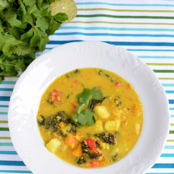 Wegańska zupa curry z jarmużem i dynią