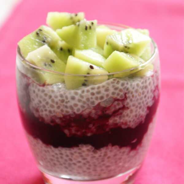 Jagodowy pudding chia z kiwi