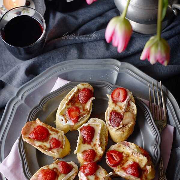 Bruschetta z brie, czekoladą i truskawkami / Brie, strawberry and chocolate bruschetta