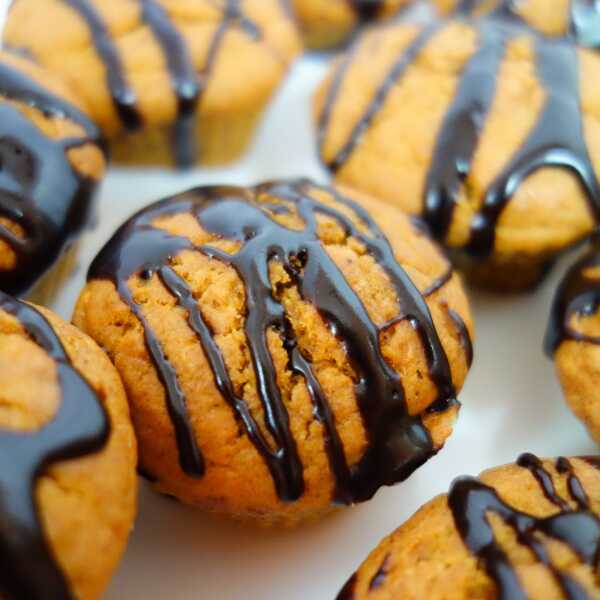 Muffiny dyniowe z polewą czekoladową (wegańskie!)