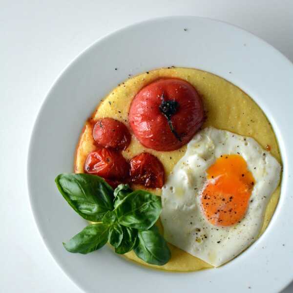 Serowa polenta ze smażonymi pomidorami, jajkiem i bazylią