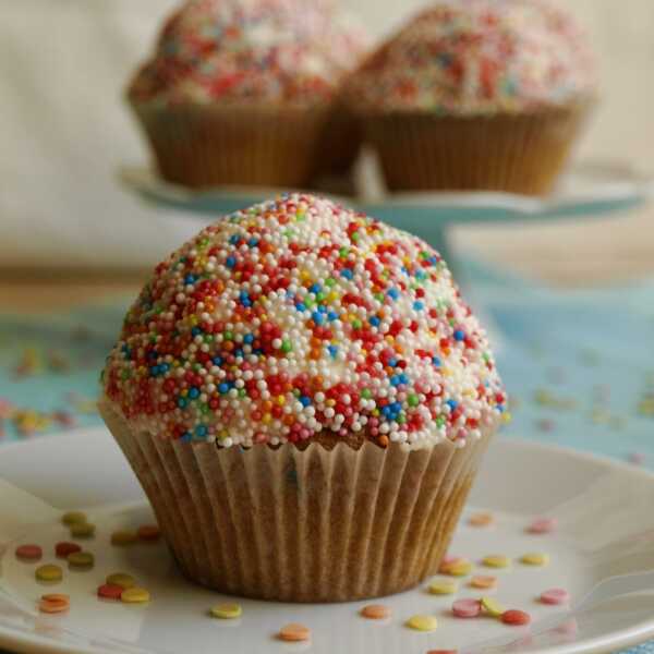 Funfetti cupcakes - babeczki urodzinowe z konfetti! 