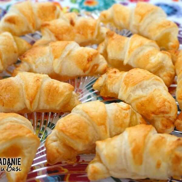 Błyskawiczne mini croissanty z dżemem brzoskwiniowym