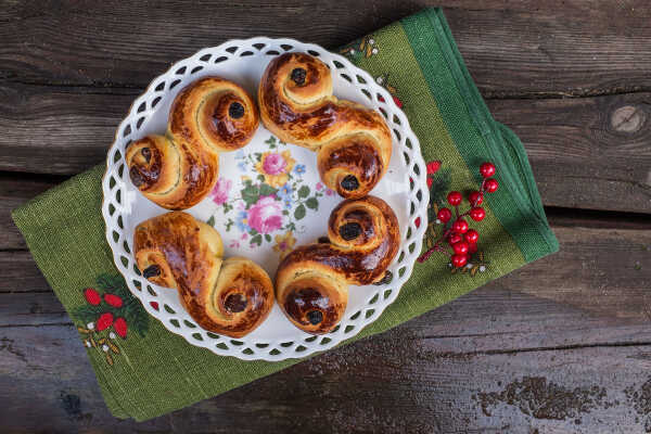 Lussekatter – szafranowe bułeczki z rodzynkami