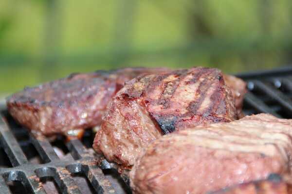 Radość grillowania – czyli jak połączyć ognisko z grillem?