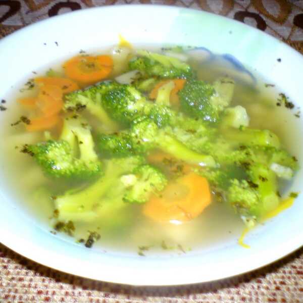 Zupa brokułowa z kaszą jaglaną