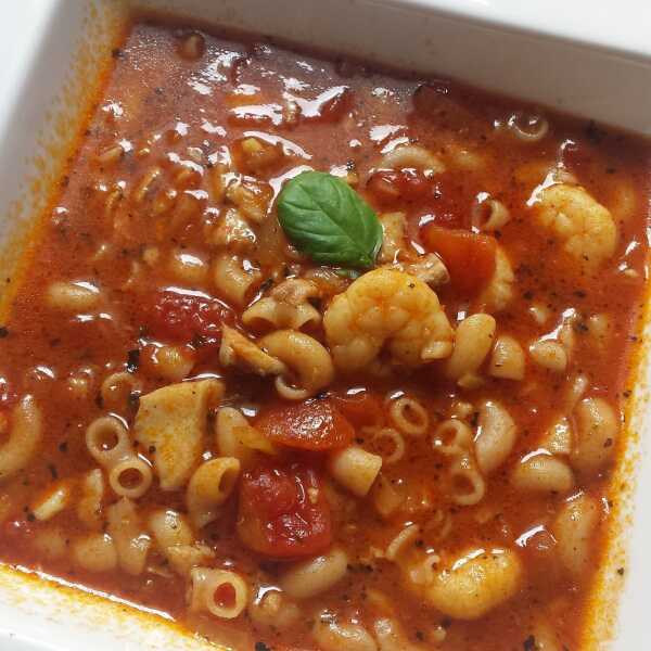 Zupa pomidorowa z pstrągiem i krewetkami