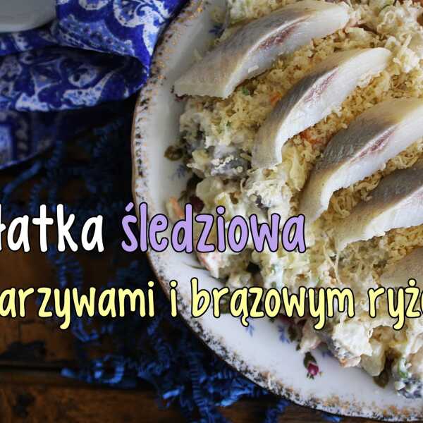 Sałatka śledziowa z warzywami i brązowym ryżem