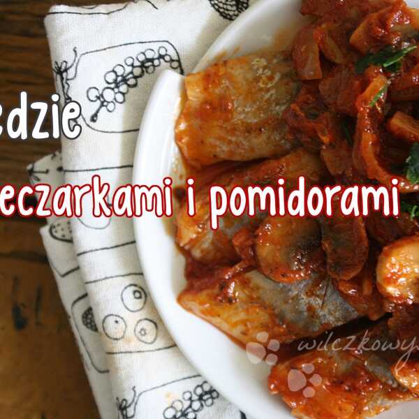 Śledzie z pieczarkami i pomidorami