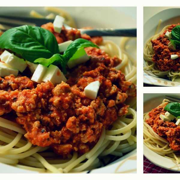 Pomidorowe spaghetti z kurczakiem i fetą