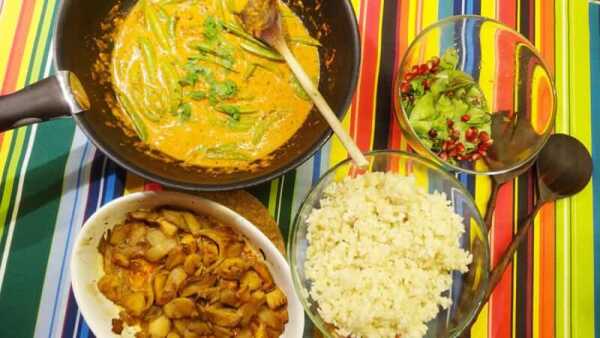 Czerwone curry z boczniakami, ryż z herbatą jaśminową i sałatka z ogórka – pyszny obiad w 30 minut