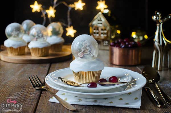 Snow globe cupcakes czyli śnieżne kule. Babeczki z makiem i żurawiną